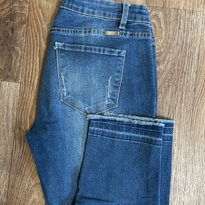 Great Condition!! Kancan Skinny Jeans. Size 11/29.